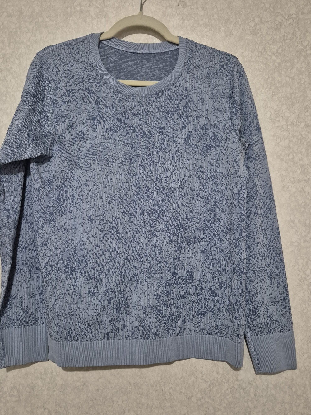 lululemon athletica Light Blue Swiffty Breathe Textured Crewneck Shirt..Size:8